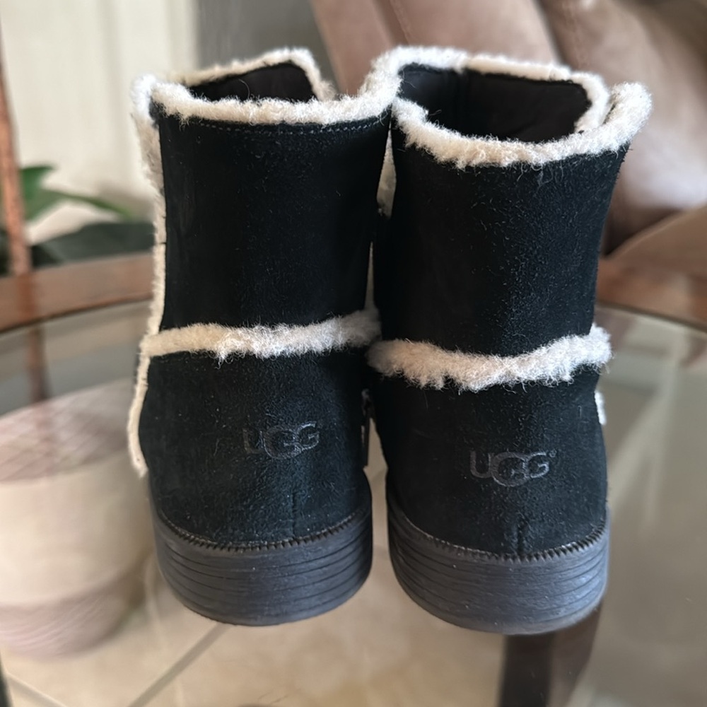 UGG Coletta boot Fleece Lined Big boys black  size 4 - Picture 2 of 4